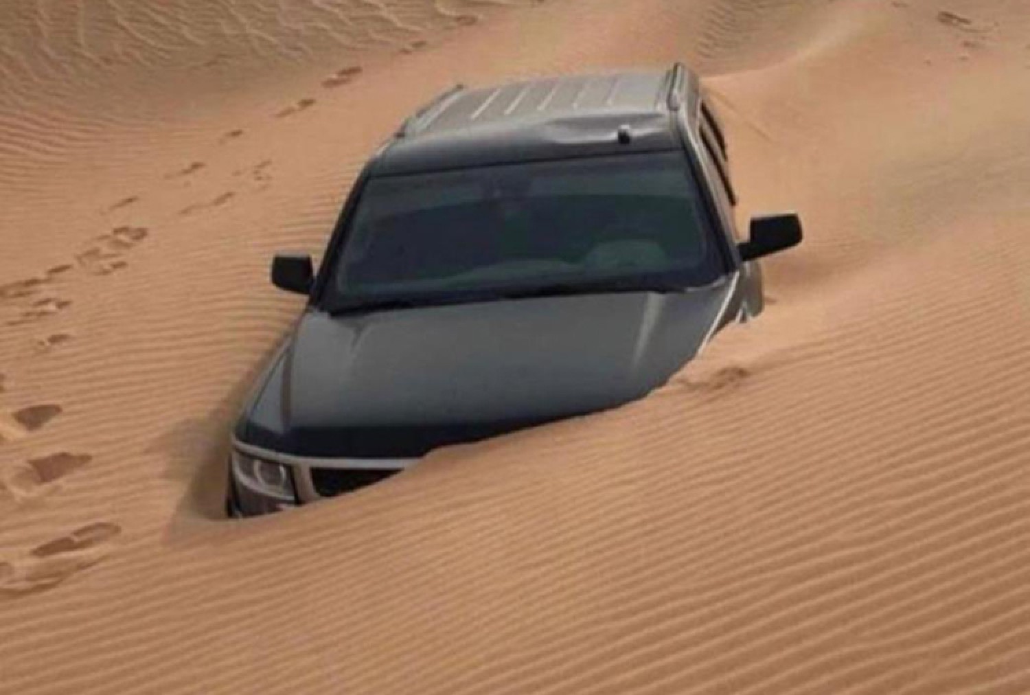 الرمال تغمر سيارة في صحراء السعودية