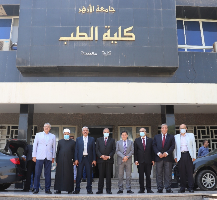 مجلس طب الأزهر يكرِّم المشرف على المستشفيات