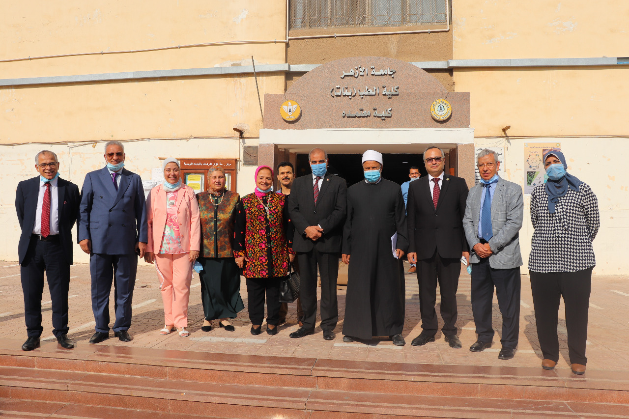 رئيس جامعة الأزهر يشيد بإنجازات طب البنات بالقاهرة