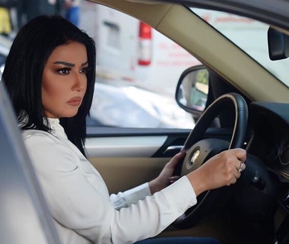  سمية الخشاب تخطف الأنظار بسيارةBmw