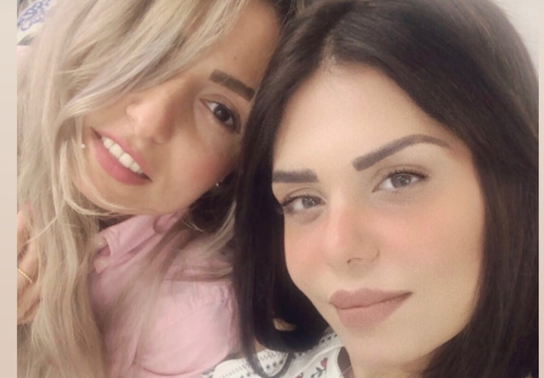 الإعلامية نهاوند سري وصديقتها