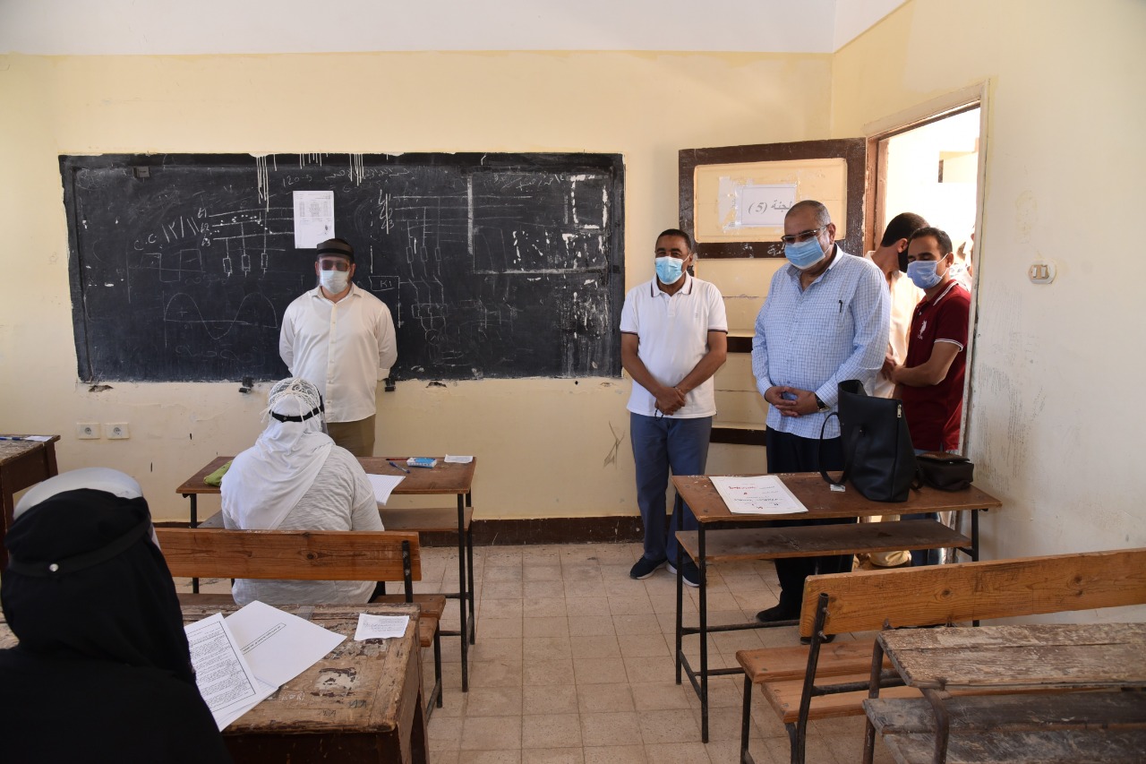 محافظ مطروح يتفقد سير امتحانات الدبلومات الفنية