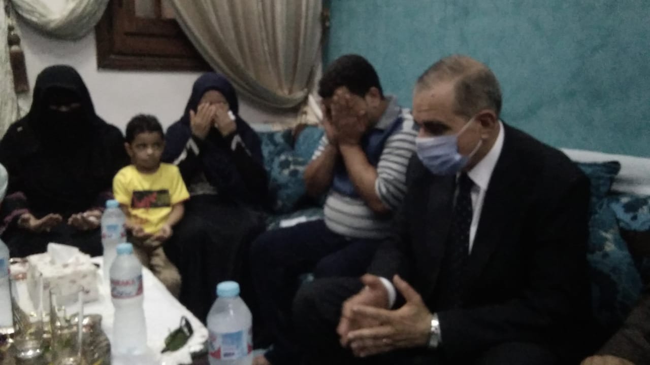 محافظ كفر الشيخ يؤدي واجب العزاء لأسرة شهيد سيناء