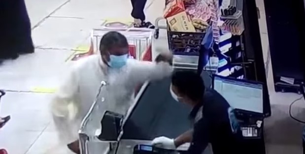 مواطن كويتى يعتدي على مواطن مصري مواطن كويتى يعتدي على مواطن مصري