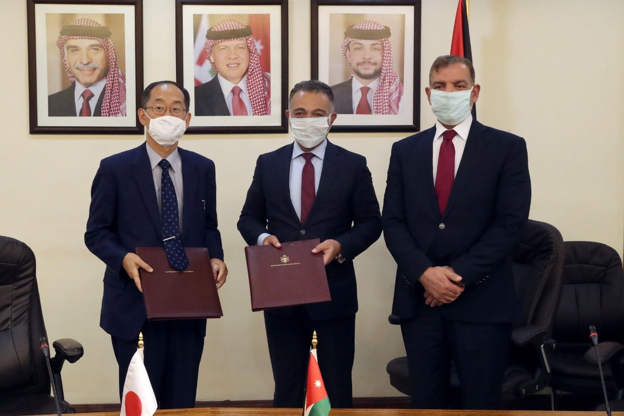 جانب من توقيع الإتفاقية