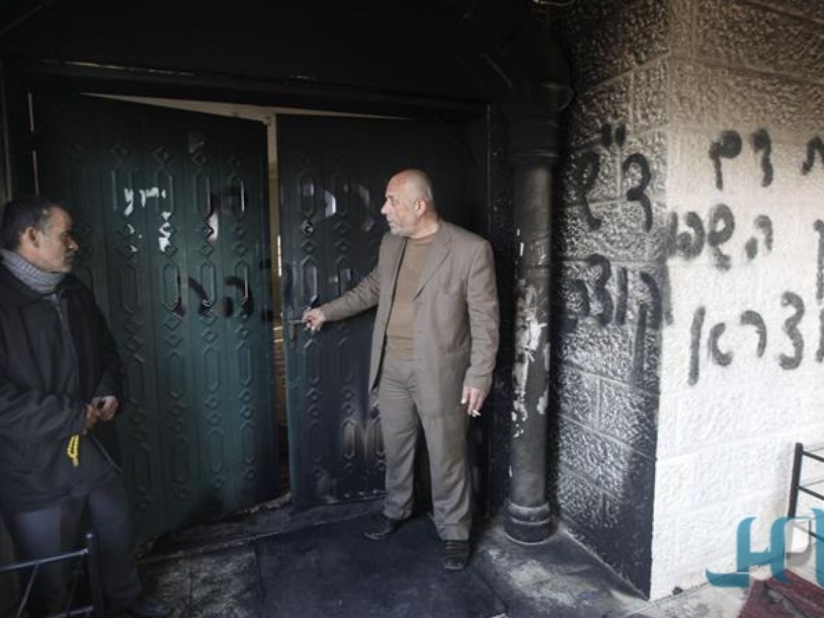 إحراق الصهاينة مسجدًا في الضفة الغربية إحراق الصهاينة مسجدًا في الضفة الغربية