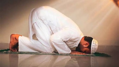 هل يجوز جمع سجود التلاوة لبعد الانتهاء من القراءة؟ 