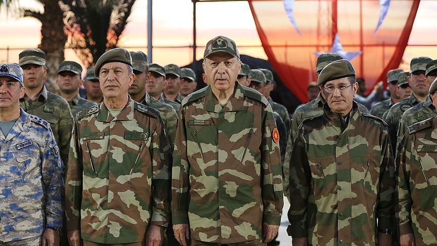 اردوغان بالزي العسكري بين جنرالات جيشه 