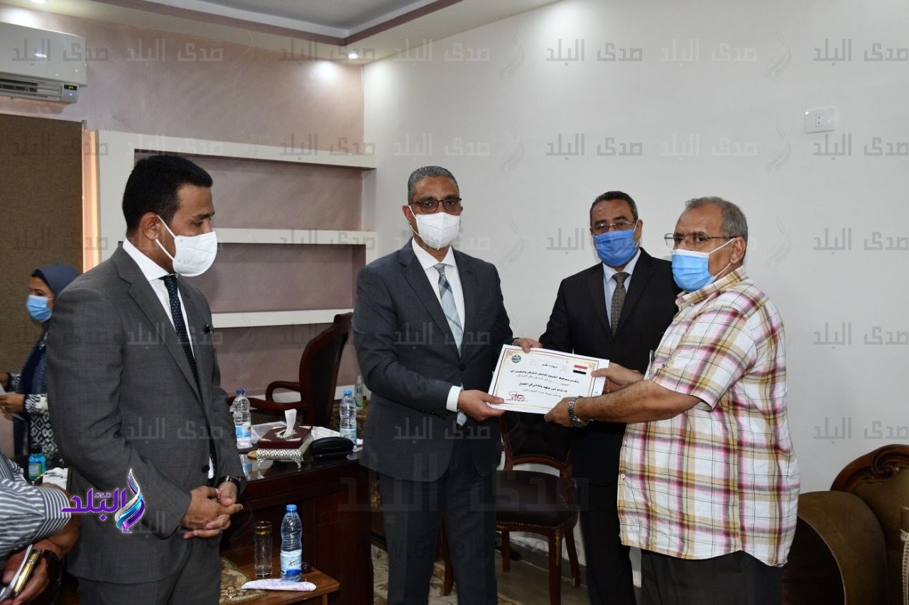 محافظ الفيوم يكرم النماذج المتميزة بمديرية الطب البيطري