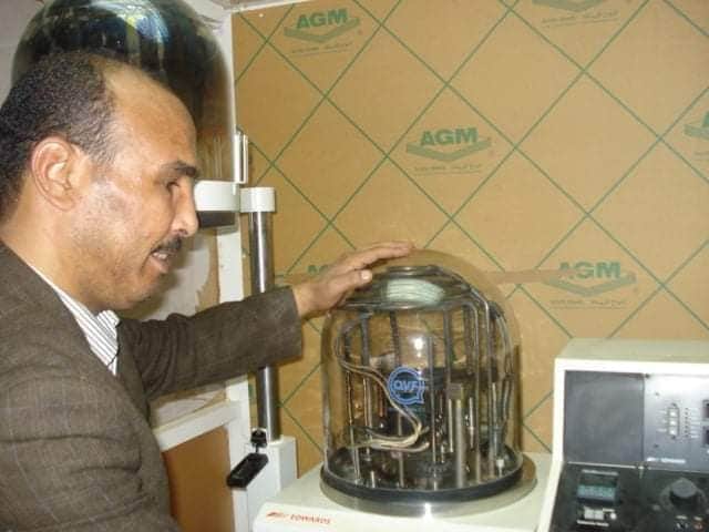 صورة للدكتور أحمد سالم في معمله