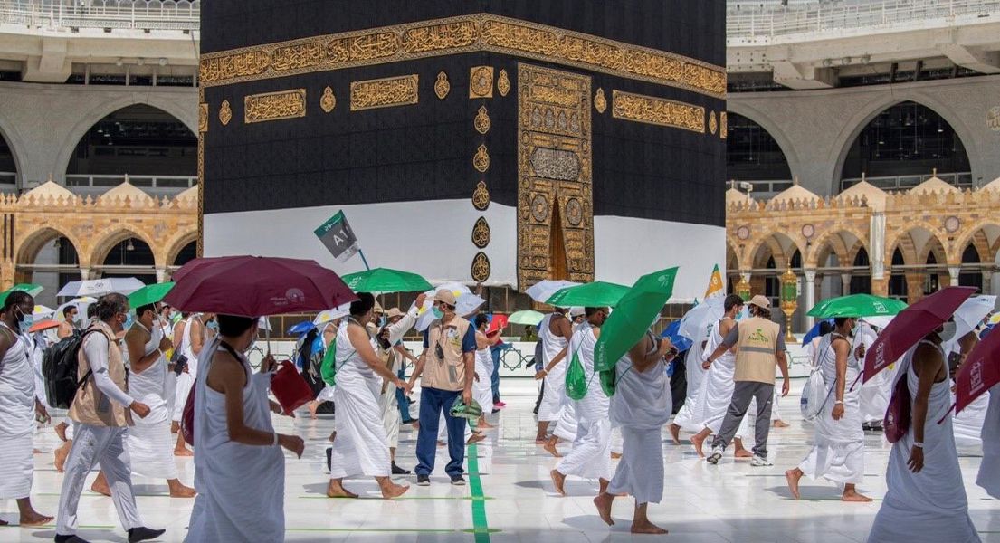 حجاج بيت الله يؤدون طواف القدوم 
