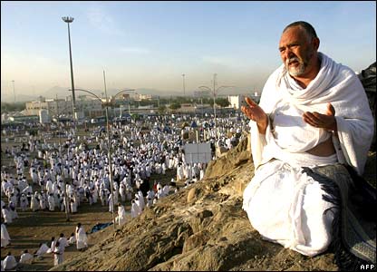 الحجاج يؤدون الركن الأعظم اليوم