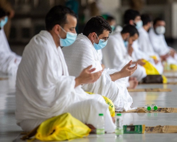  الحجاج يؤدون شعيرة الوقوف بـ عرفة 