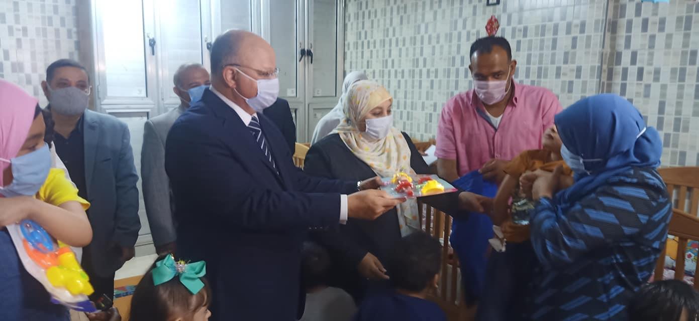 محافظ القاهرة يوزع الهدايا 