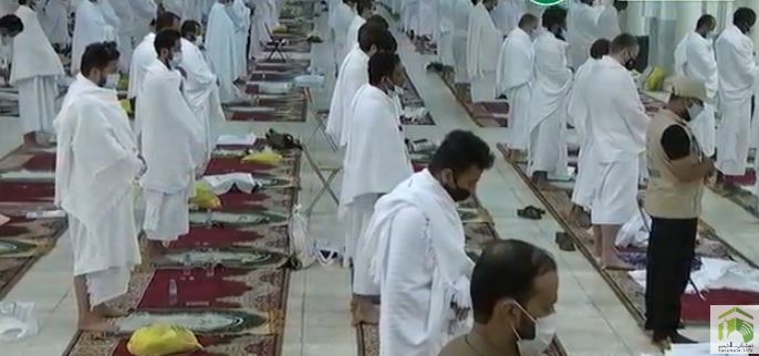 الحجاج يؤدون صلاة الظهر والعصر جمع تقديم وقصر من مسجد نمرة