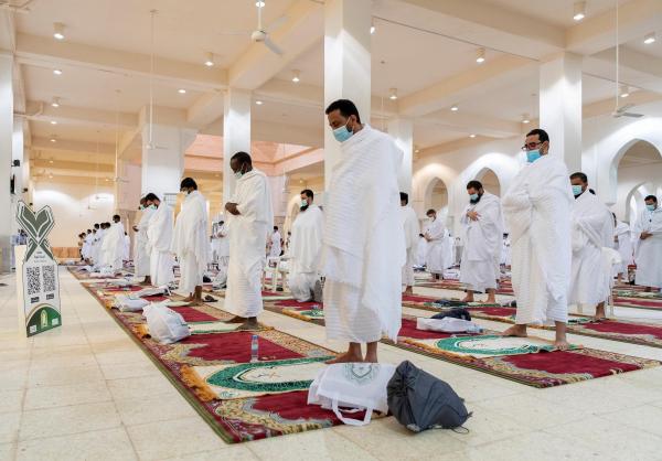  الحجاج يؤدون صلاة الظهر والعصر جمعا في عرفات