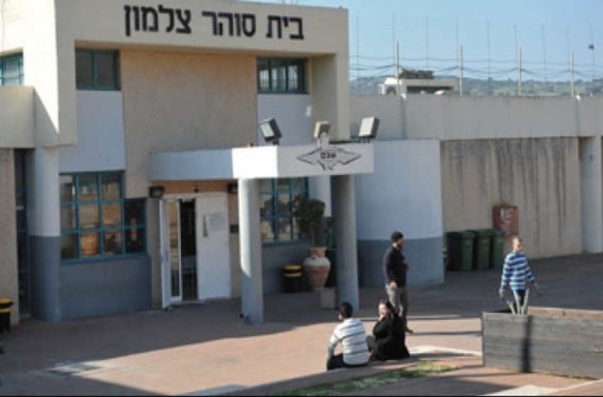 سجانة إسرائيلية تقيم علاقات جنسية مع سجناء جنائيين سجانة إسرائيلية تقيم علاقات جنسية مع سجناء جنائيين