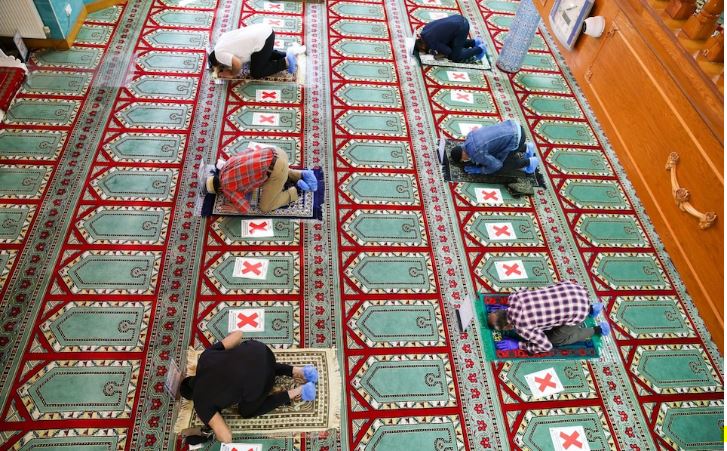 الصلاة في مسجد في لندن