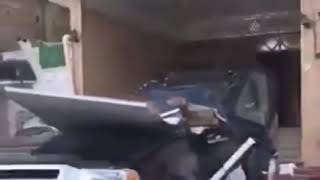 الرياح تدمر السيارات في المدينة المنورة