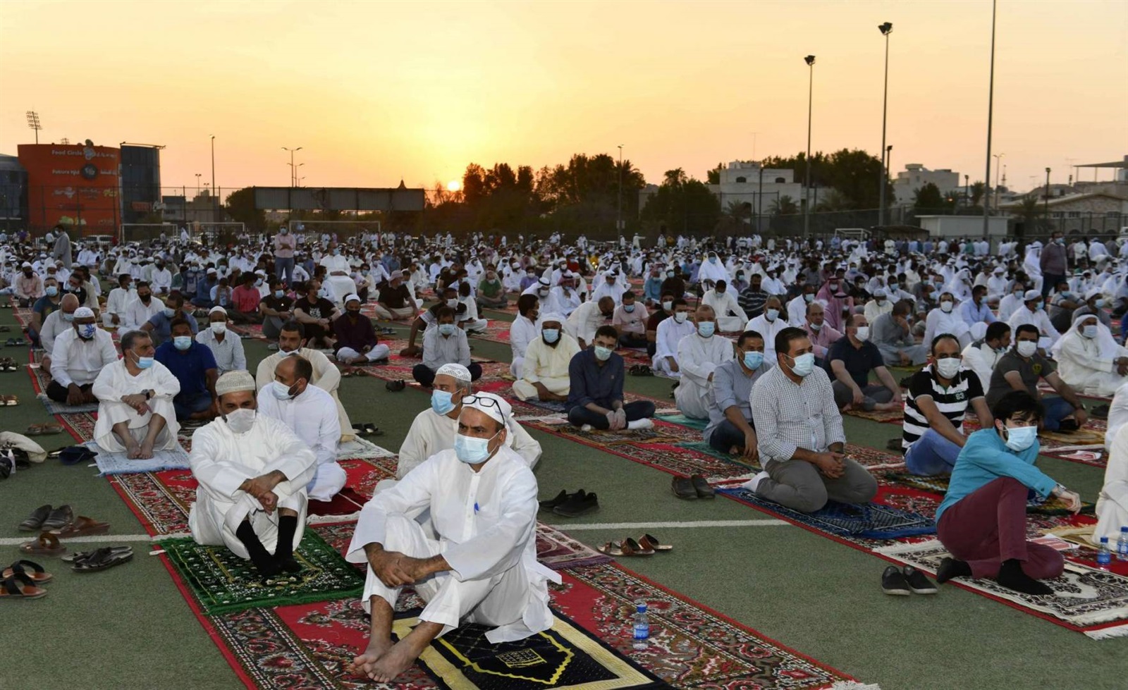 الكويتيون يؤدون صلاة عيد الاضحي وسط إجراءات إحترازية