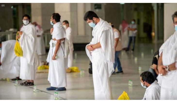 حجاج بيت الله الحرام يبدأون رمي جمرة العقبة الكبرى
