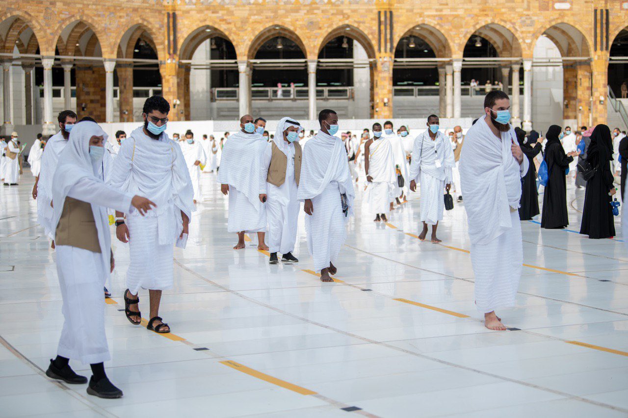 حجاج بيت الله الحرام يؤدون طواف الإفاضة