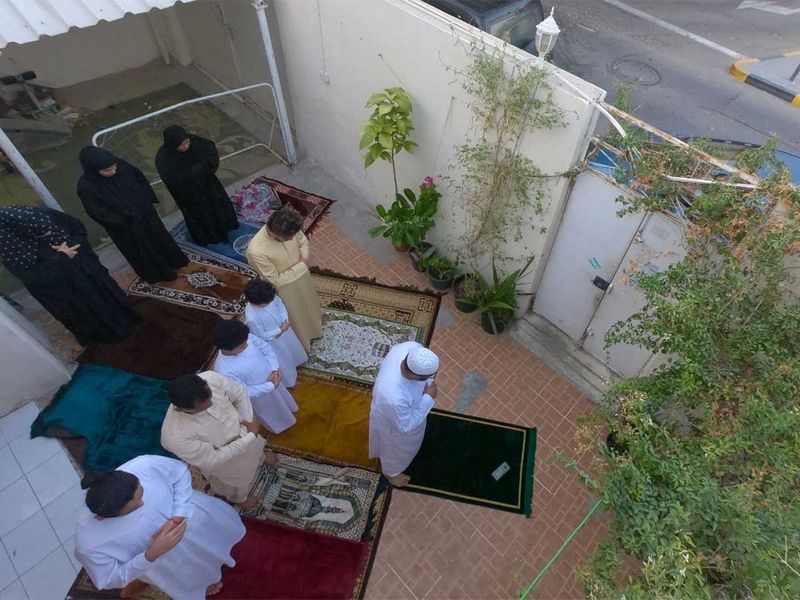 مسلمون يصلون صلاة عيد الأضحى في الإمارات