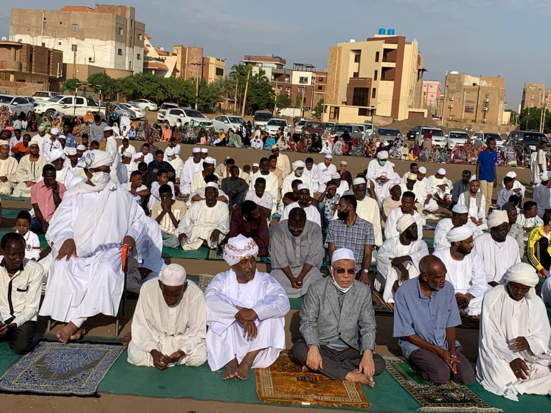 السفير السعوديى بالسودان يؤدي صلاة العيد 