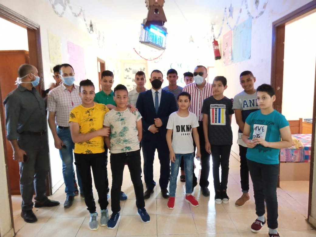 نائب محافظ دمياط يشارم الايتام فرحتهم بالعيد ويقدم الالعاب 