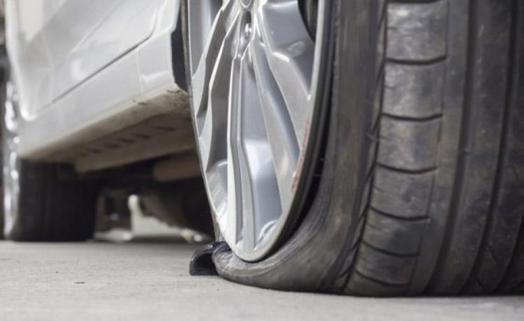 نصائح هامة يجب اتباعها عند انفجار إطار السيارة 
