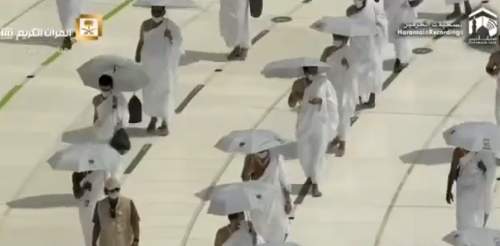 الحجاج يواصلون رمي الجمرات الثلاث في أول أيام التشريق