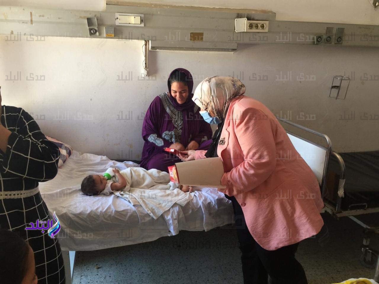 رئيس جامعة القناة توزع الحلوي والهدايا 