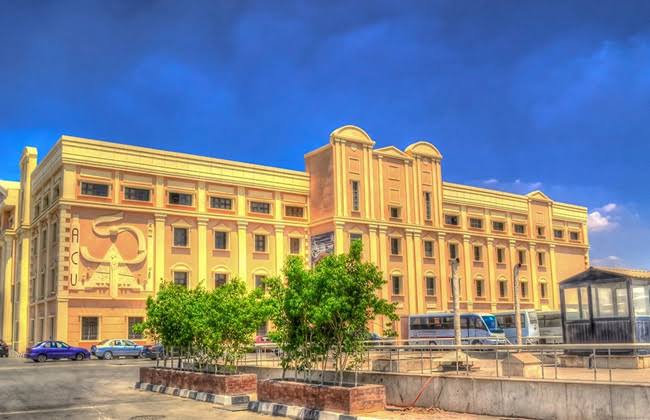جامعة الأهرام الكندية 