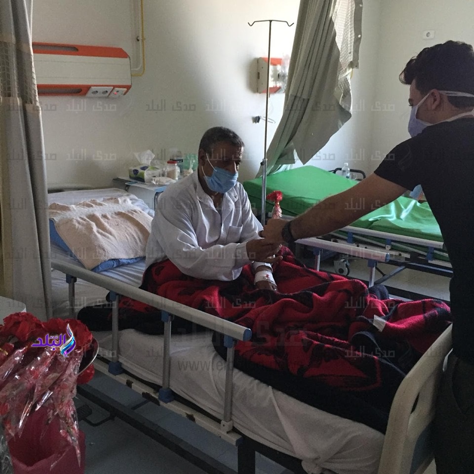 أفراد الأمن الإداري يوزعون هدايا والورود علي مرضى كورونا