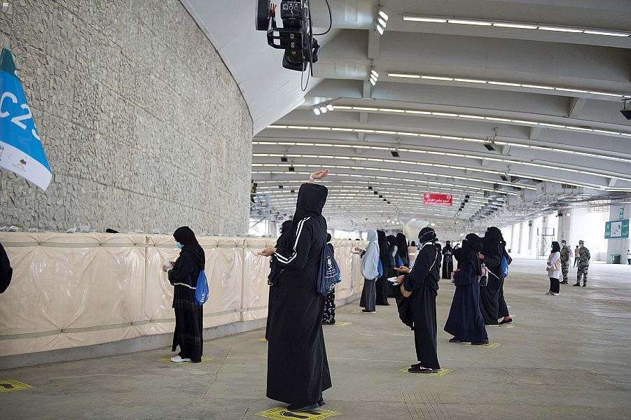 حجاج بيت الله الحرام ينهون رمي الجمرات الثلاث ويغادرون منى