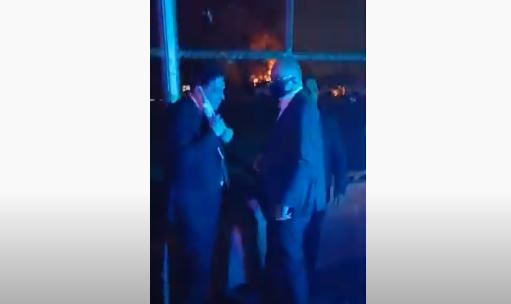 رئيس وزراء لبنان يتفقد موقع انفجار مرفأ بيروت