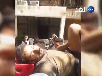 لحظة إنقاذ شاب من تحت انقاض بيروت