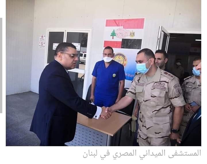 السفير خلال تفقده المستشفى الميداني المصري