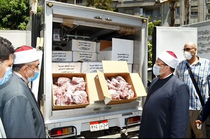 وزير الأوقاف يتفقد سيارات اللحوم 