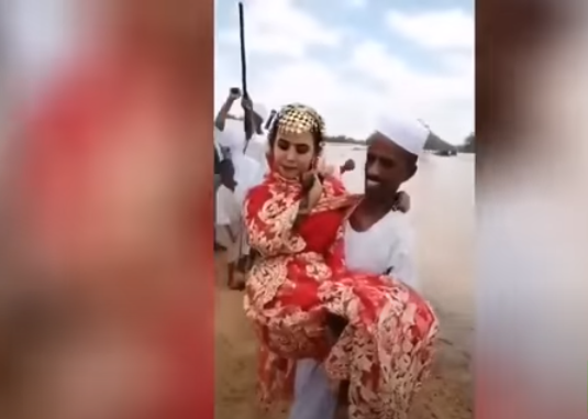 عريس سوداني يحمل زوجته