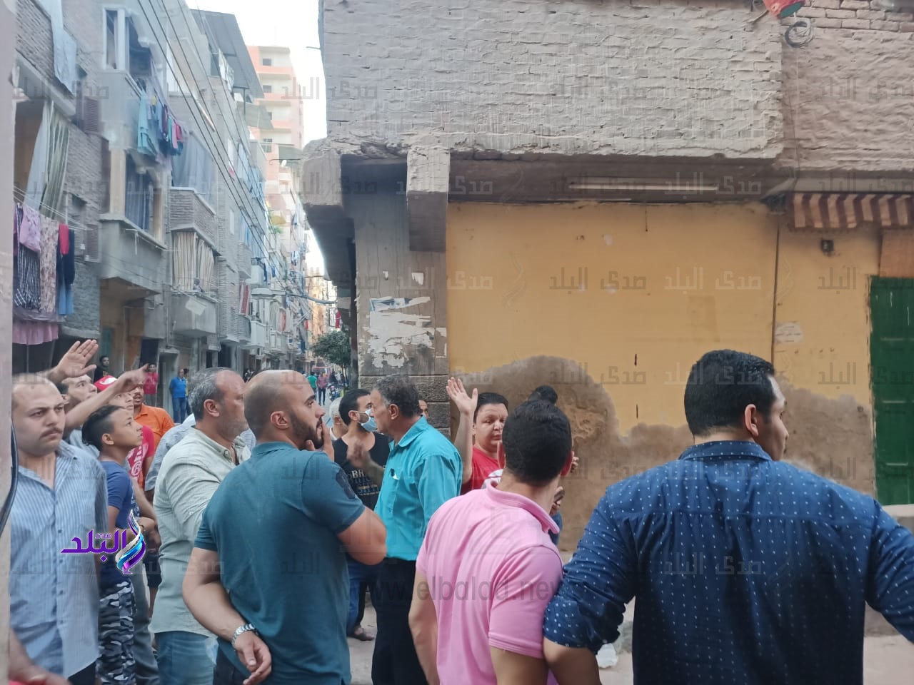 شهود عيان: منزل المحلة انهار على 5 أسر.. صور