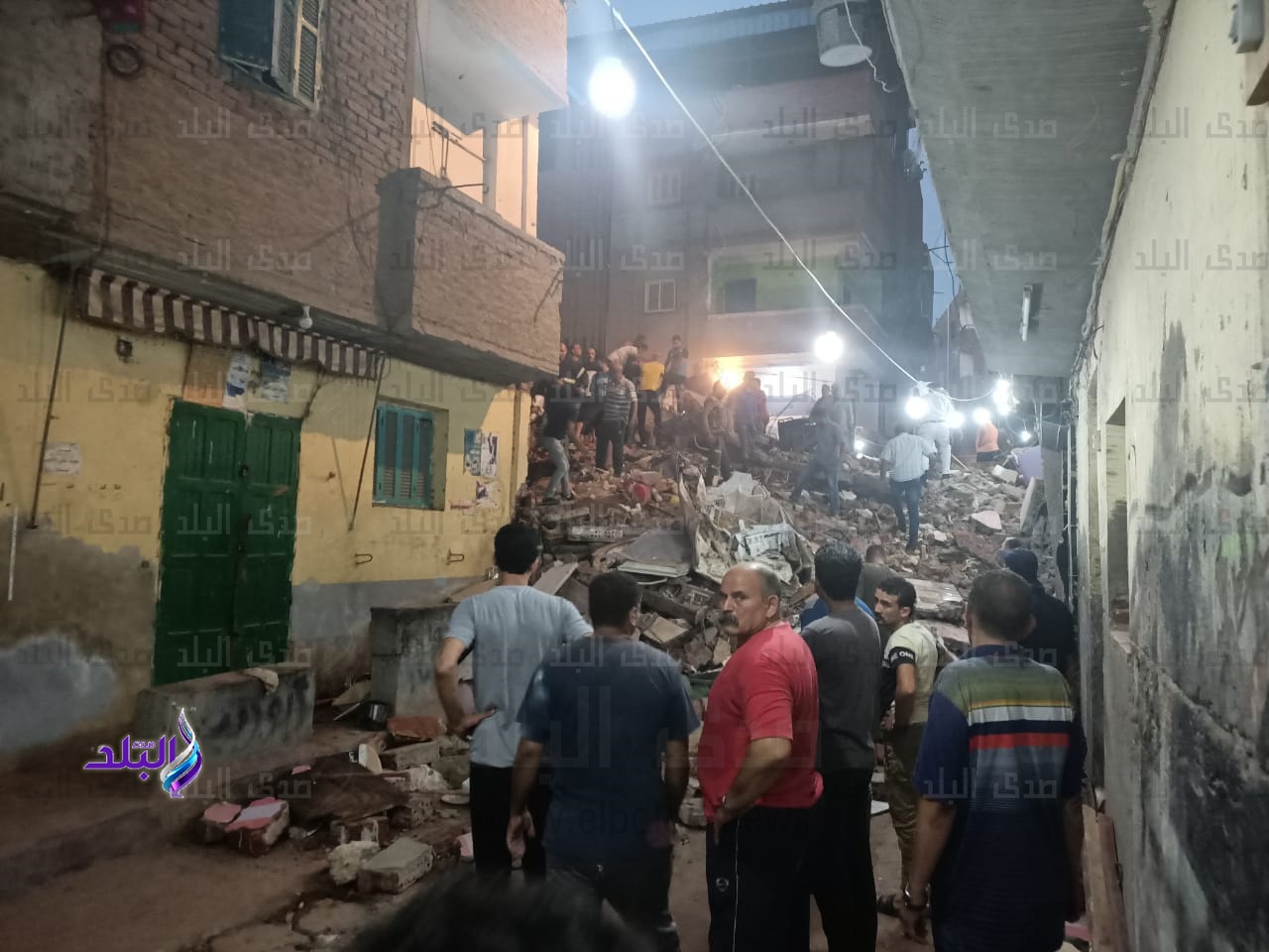 استخراج 3 جثث لسيدة وطفلين من أسفل عقار المحلة المنهار