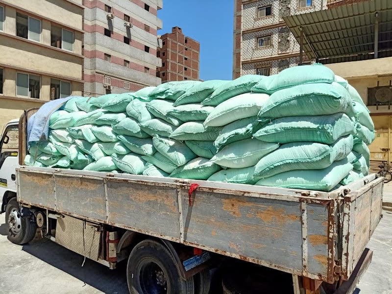 ضبط سيارة نقل مُحملة بـ 9 طن دقيق مدعم