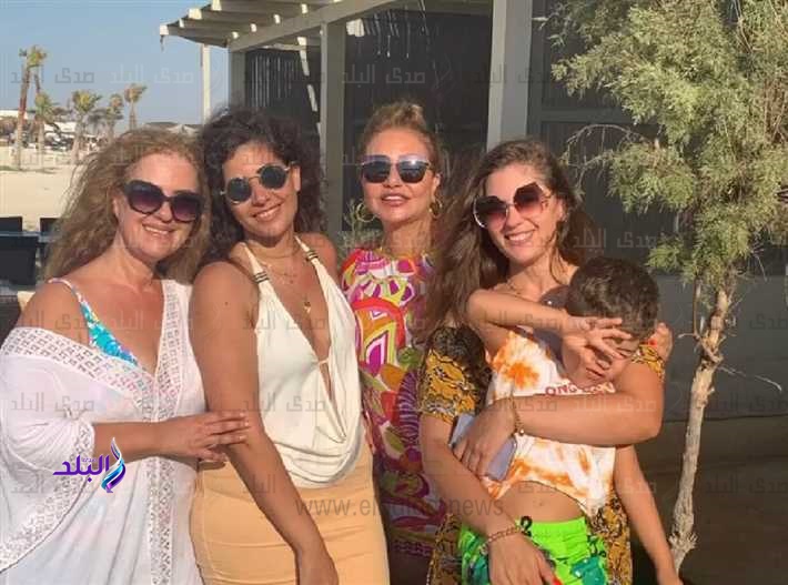 ليلى علوي مع عائلتها 