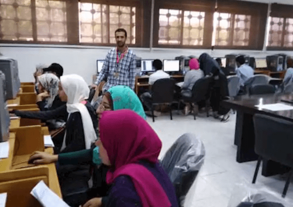 طلاب جامعات 