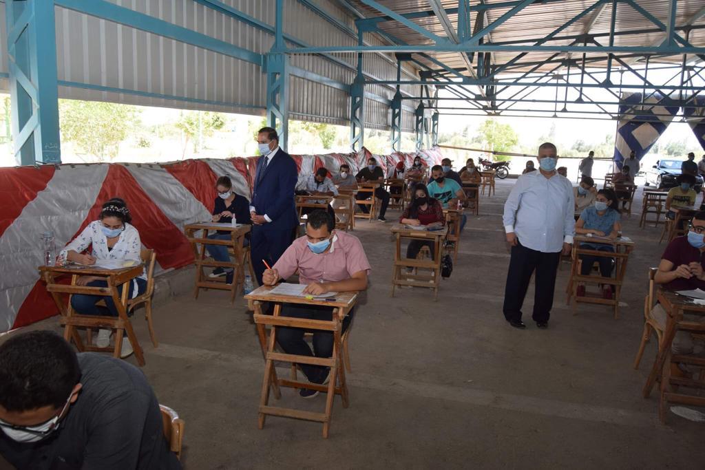رئيس جامعة سوهاج يتابع امتحانات نهاية العام