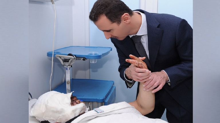 الأسد يزور أحد الجرحي