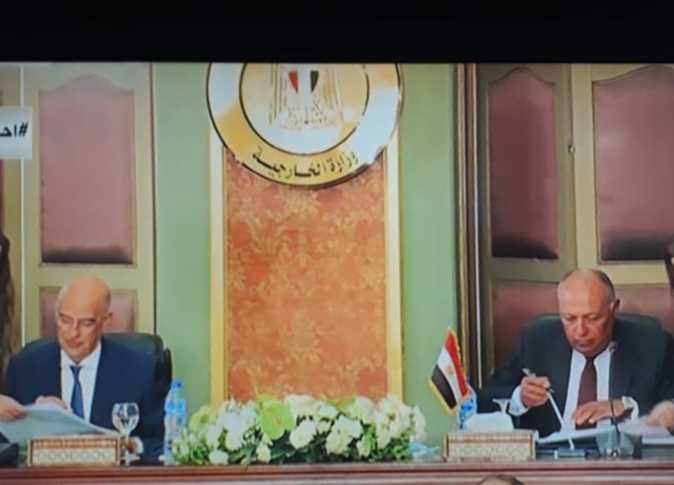 جانب من توقيع الإتفاق