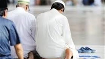 هل يجوز للإمام قراءة سورة بها سجدة في صلاة سرية؟ 