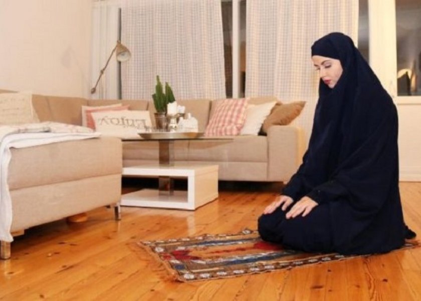 هل يجوز خلع الحجاب للقواعد من النساء؟ 